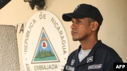 Un policía de Panamá frente a la Embajada de Nicaragua en Ciudad de Panamá, el 8 de febrero de 2024. (AFP/Iván Pisarenko).