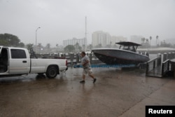 Un hombre saca un bote del agua mientras el huracán Milton se acerca a Sarasota, en Florida, EE. UU., el 9 de octubre de 2024. REUTERS/Marco Bello